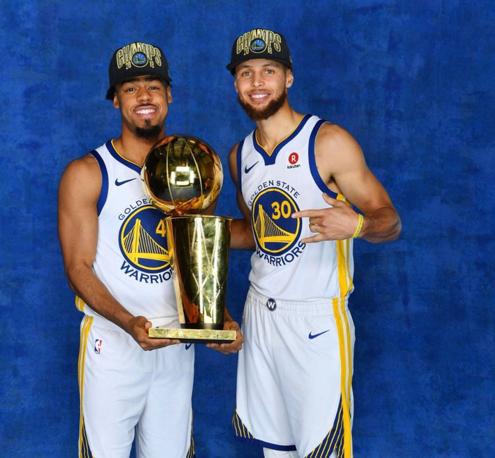 马丁内利：排名英超榜首真棒，不认为会有压力，我们需保持冷静（马丁内利：领跑英超很棒，不觉压力，仍需保持冷静）