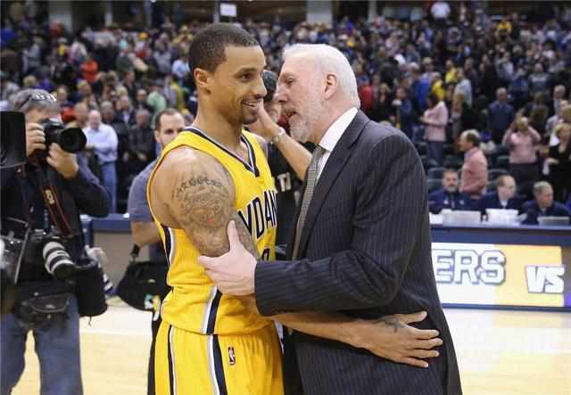 热爱皆平等，河南球迷赛前在球场外声援阿奇姆彭（热爱无差别：河南球迷赛前场外力挺阿奇姆彭）