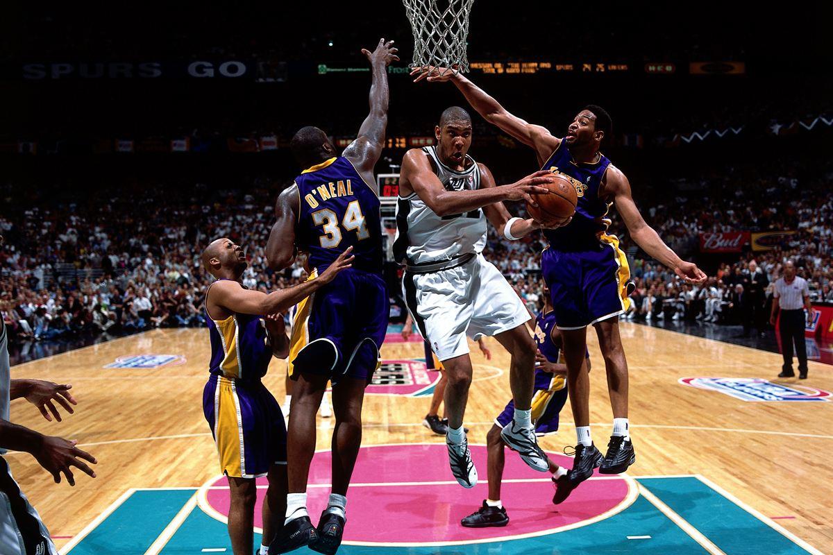 勇闯龙潭虎穴！卡斯尔反击冲击 扛着杰林威空中转身打板上篮！（强势突击！卡斯尔快攻顶着杰林威空中转身打板得分！）