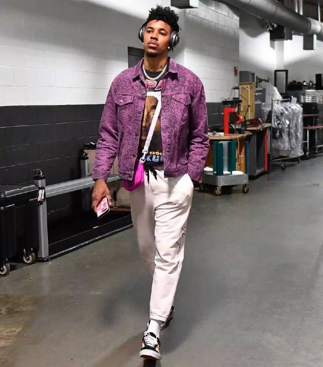 他没庆祝，却最冷静（不庆祝的他，最冷静）