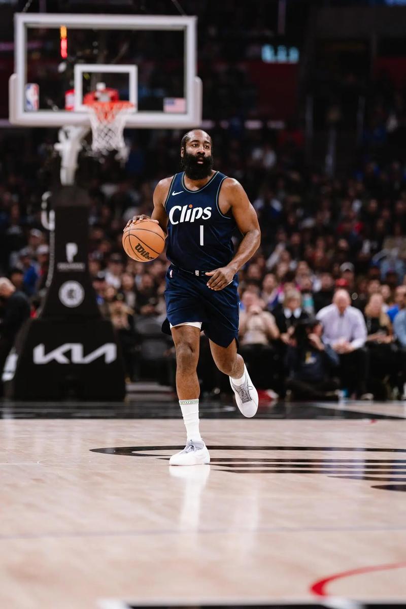 马德兴：中国足球受冷遇因成绩没突破，地方超火爆是大众怒其不争（马德兴：中国足球因成绩停滞遭冷落，地方热度背后是公众对其不争气的怒火）