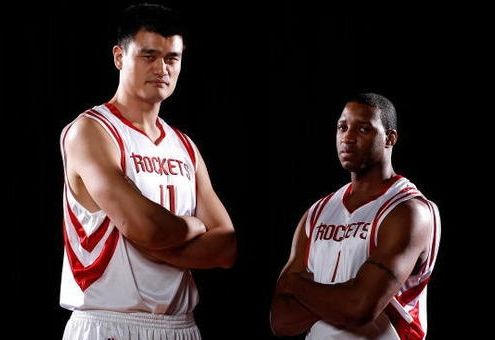 火三疯+湖三崩！东契奇两罚全丢 火箭阿门小贾杀穿湖人领先到20分（火箭第三节发飙湖人崩盘！东契奇两罚不中，阿门与小贾打爆湖人一度领先20分）