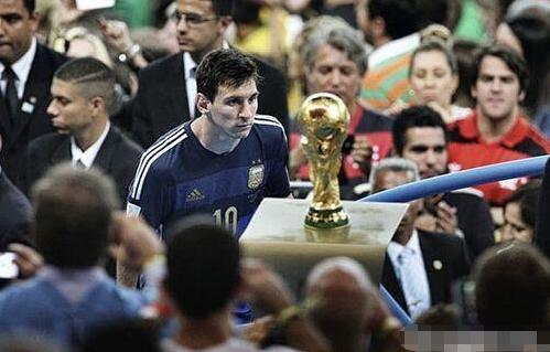 萨索洛vs佛罗伦萨：马蒂奇、皮纳蒙蒂首发，德赫亚、莫伊塞-基恩出战（萨索洛迎战佛罗伦萨：马蒂奇、皮纳蒙蒂首发，德赫亚与莫伊塞-基恩出场）