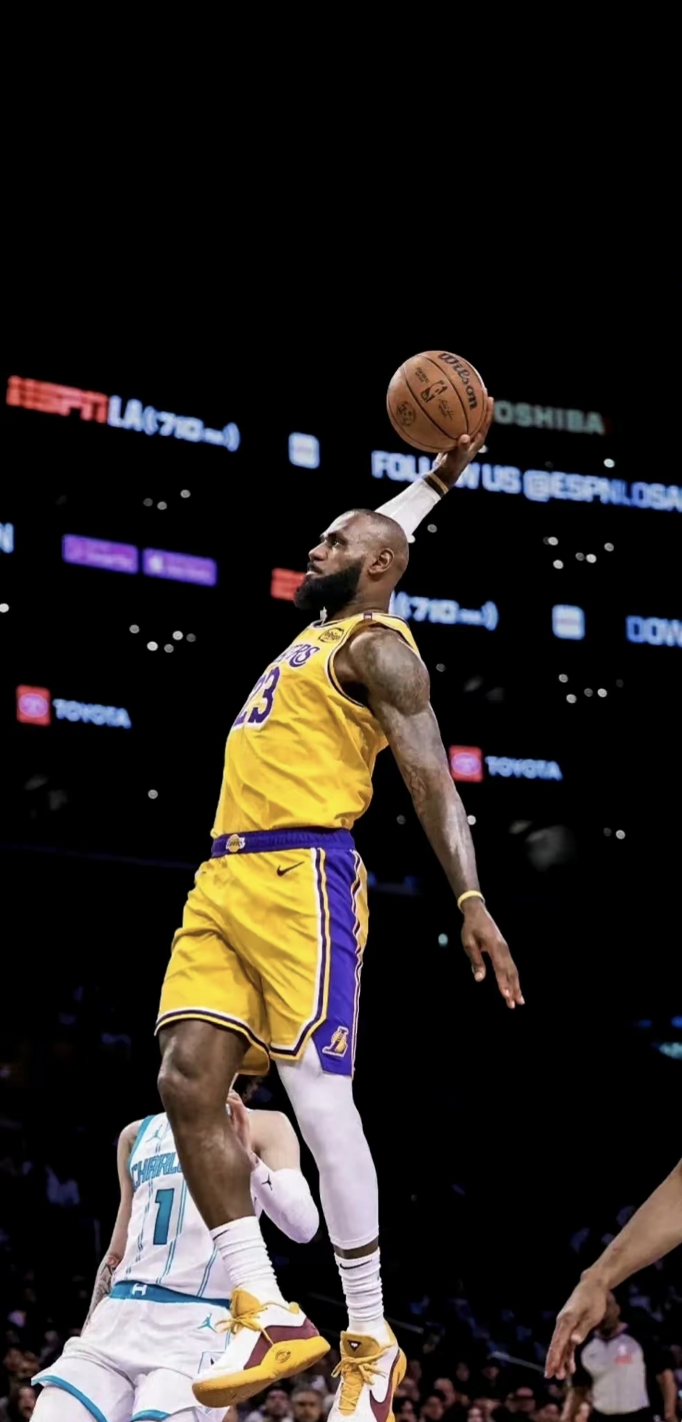 胖东来卖乔丹亲签球衣，售价13.8万元，工作人员回应：保真！定价受收购价影响，存在差异（胖东来出售乔丹亲签球衣13.8万，工作人员称保真，价格受收购价影响有差异）