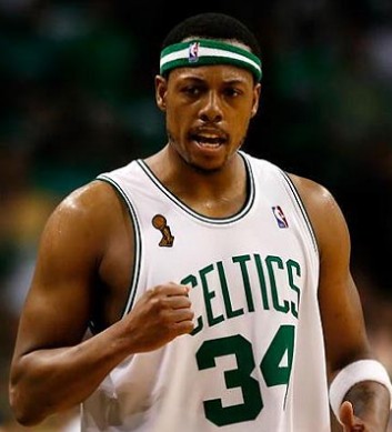 卡里乌斯妻子晒圣诞写真：身穿金色深V礼服展示孕肚（卡里乌斯妻子分享圣诞写真，穿金色深V礼服大方秀孕肚）