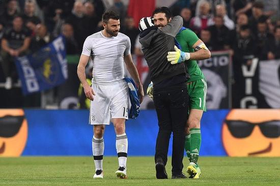 球队首分！艾顿篮下接球转身抛投命中（球队开张！艾顿篮下接球转身抛投得手）