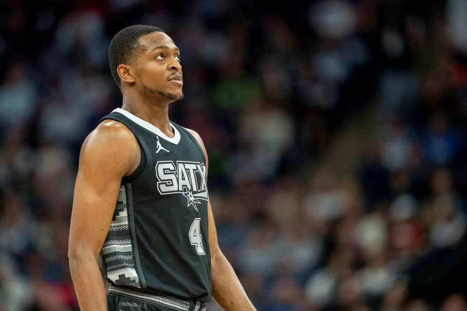 孙颖莎王楚钦赛前训练气氛轻松，大头仰头大笑，大笑引发全场欢笑（孙颖莎王楚钦赛前训练氛围轻松，大头仰天大笑点燃全场笑声）