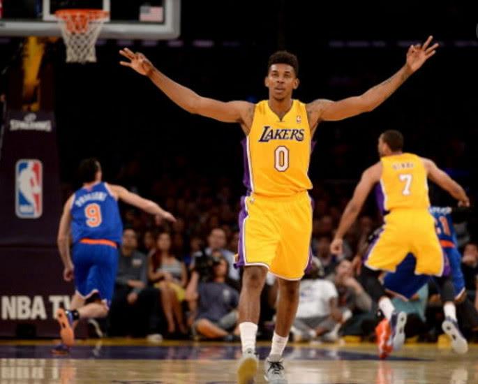 东体：足协曾考虑年初组织国足冬训，届时主教练也一并亮相（东体：足协曾考虑年初举行国足冬训，主教练将同期亮相）