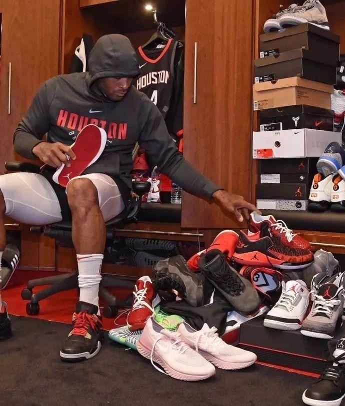 克莱：我希望库里别穿着我的KT11赢独行侠，但他穿就挺棒的了（克莱笑言不想库里穿KT11击败独行侠，但他穿上也很赞）