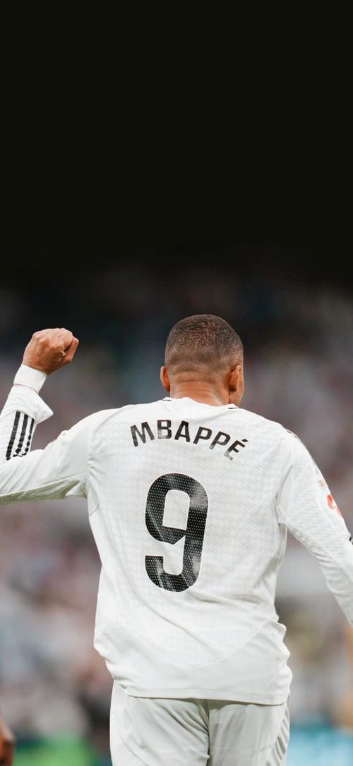 上半场奇兵！焦海龙半场7中6得到15分4篮板（焦海龙化身奇兵，半场7投6中拿下15分4篮板）