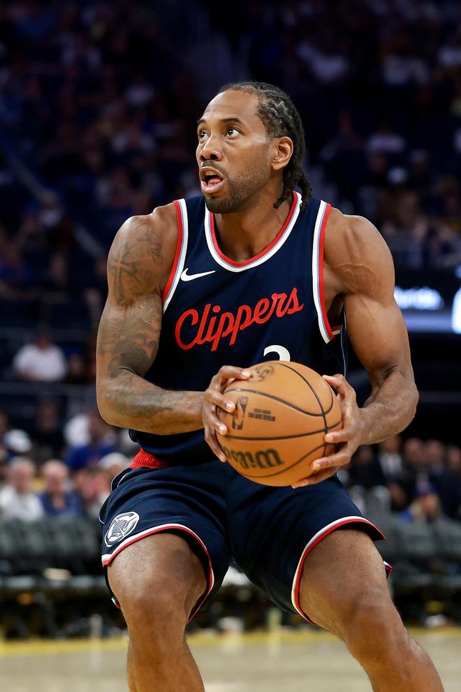 利物浦与桑德兰战平，萨拉赫替补登场未改劣势，桑德兰防守严密，最终以1比1告终。（利物浦1-1桑德兰：萨拉赫替补未能改写局势，桑德兰防线稳固）